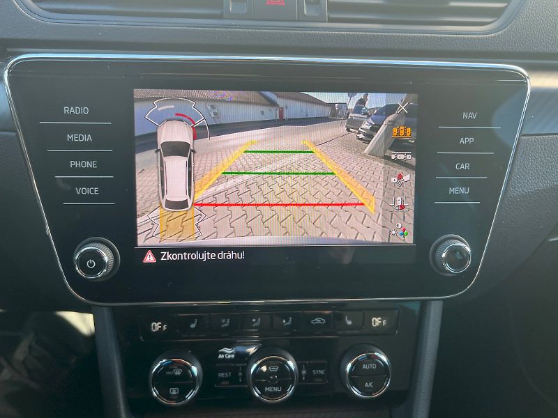 Škoda Superb (2024) kombi SportLine 2.0 TDI 147 kW - fotka 30 z 40