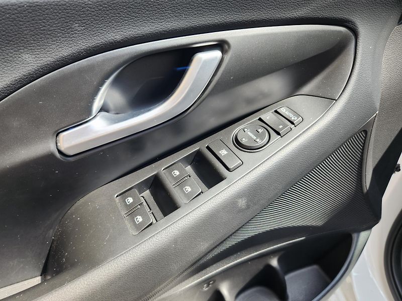 Hyundai i30 1.MAJ.-AUTOMAT-NIZKÉ KM-KAMERA - fotka 9 z 9
