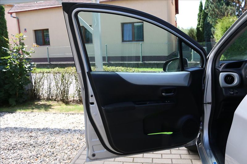 Toyota Yaris 1,5 Hybrid, Automat - fotka 10 z 40