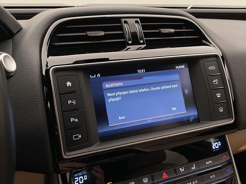 Jaguar XE 2.0D 132kW PURE AUT  - fotka 38 z 40