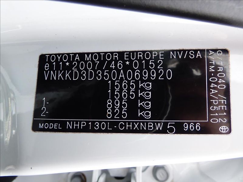 Toyota Yaris 1,5 Hybrid, Digi Klima, servis - fotka 58 z 60