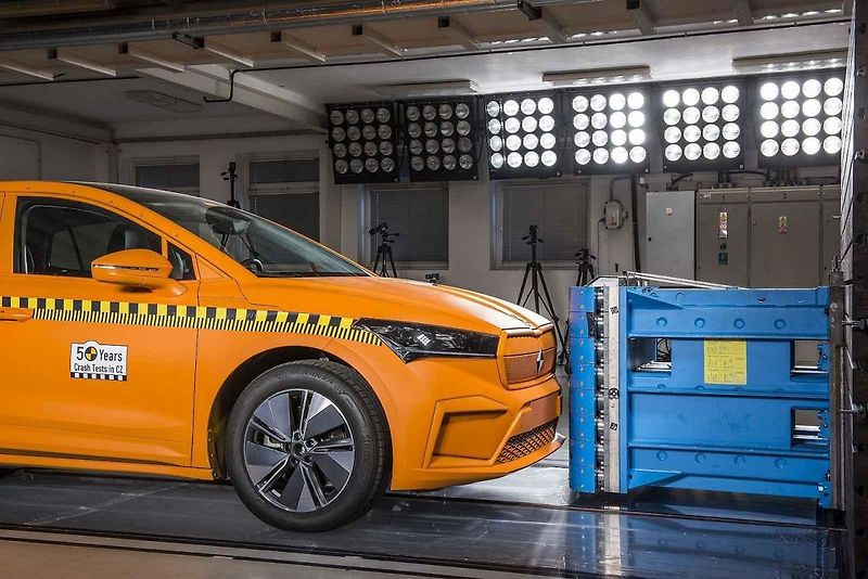 V crashové laboratoři Škody ročně nabourají stovky aut