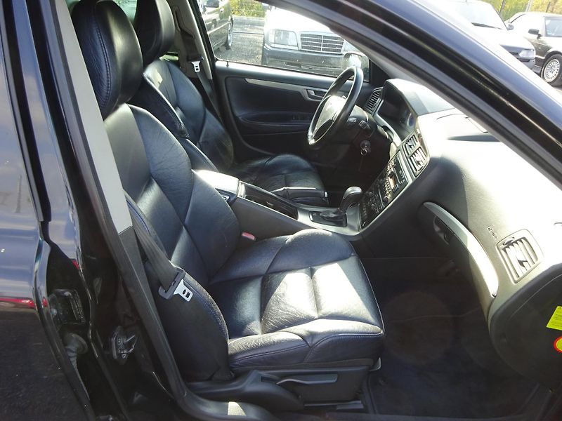 Volvo V70 2.5T 220kW R AWD AUTOMAT - fotka 8 z 32
