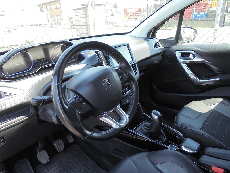 Peugeot 2008 (2017) 1.2i 81kw- GT LINE-SERVISKA - fotka 8 z 14