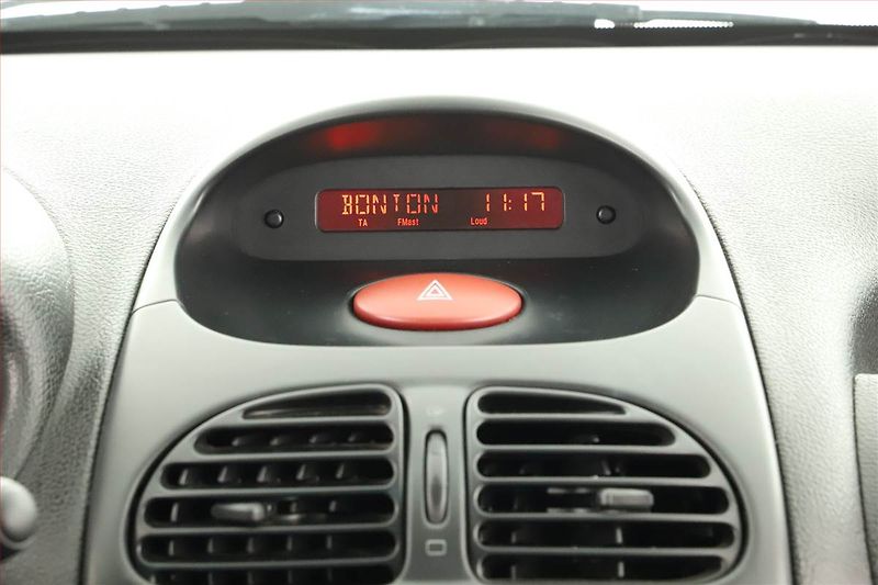 Peugeot 206 (2001) 1.4 i, po STK, jezdí výborně - fotka 9 z 12