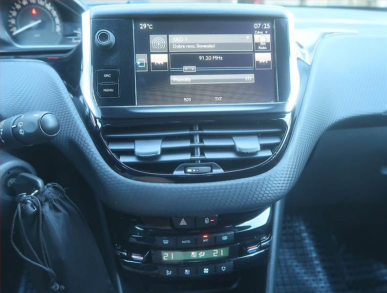 Peugeot 2008 (2016) 1.2 PureTech, Automat - fotka 12 z 16