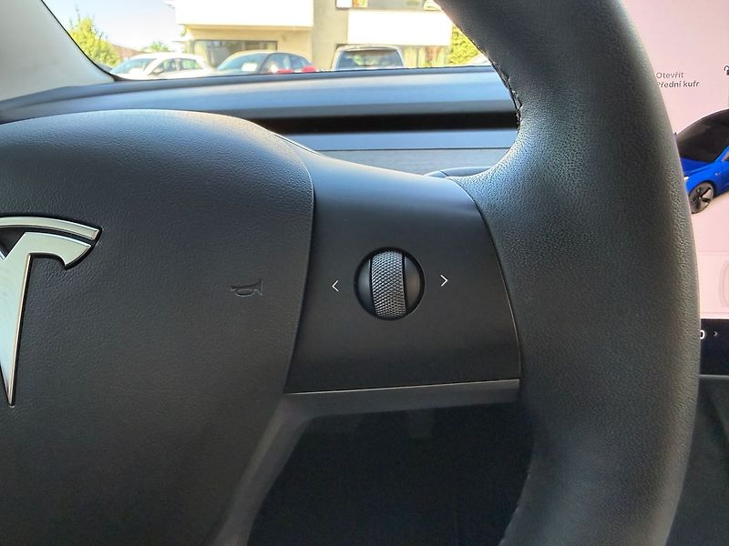 Tesla Model 3 Long Range AWD REZERVACE - fotka 32 z 41