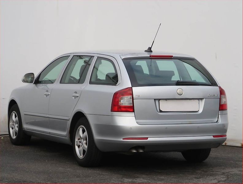 Škoda Octavia (2009) Ambiente 1.9 TDI, Serv.kniha - fotka 4 z 18
