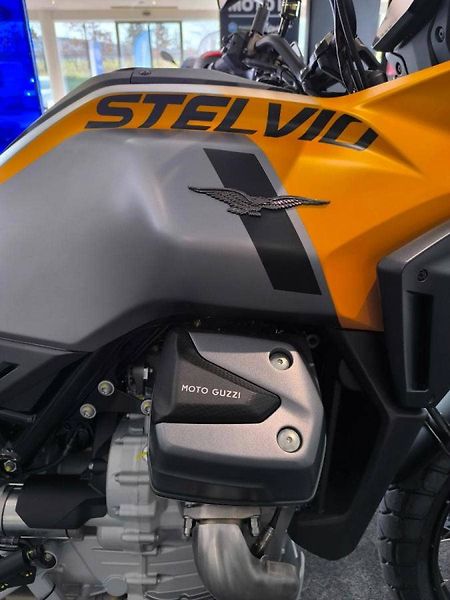 Moto Guzzi V 100 Stelvio (2025) Stelvio V100 Giallo Savana E5+ - fotka 12 z 13