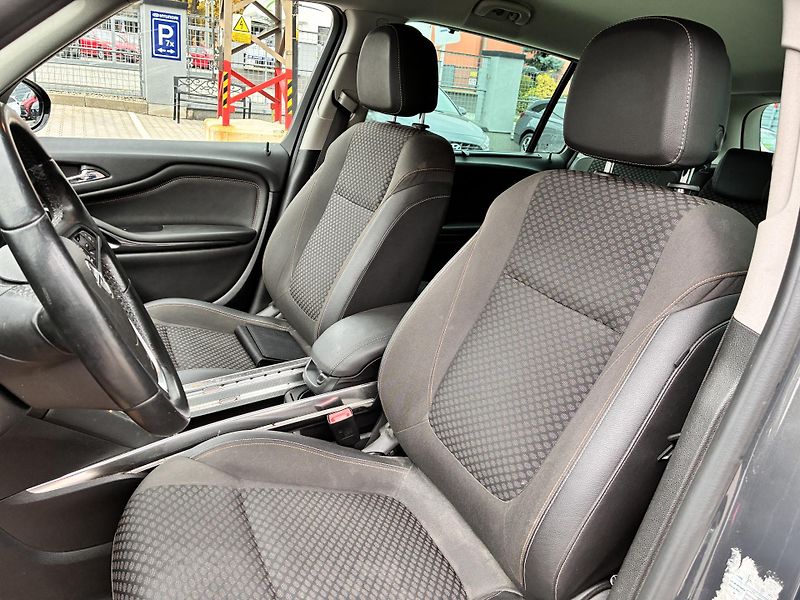 Opel Zafira Tourer 2.0CDTi 125kW AT 7MÍST - fotka 10 z 29