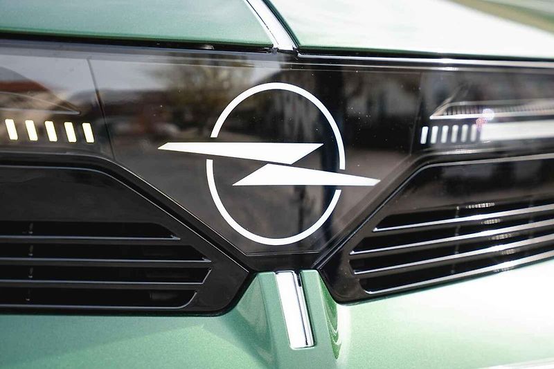 Opel Astra v modernizované podobě jsme projeli po středočeských vozovkách.