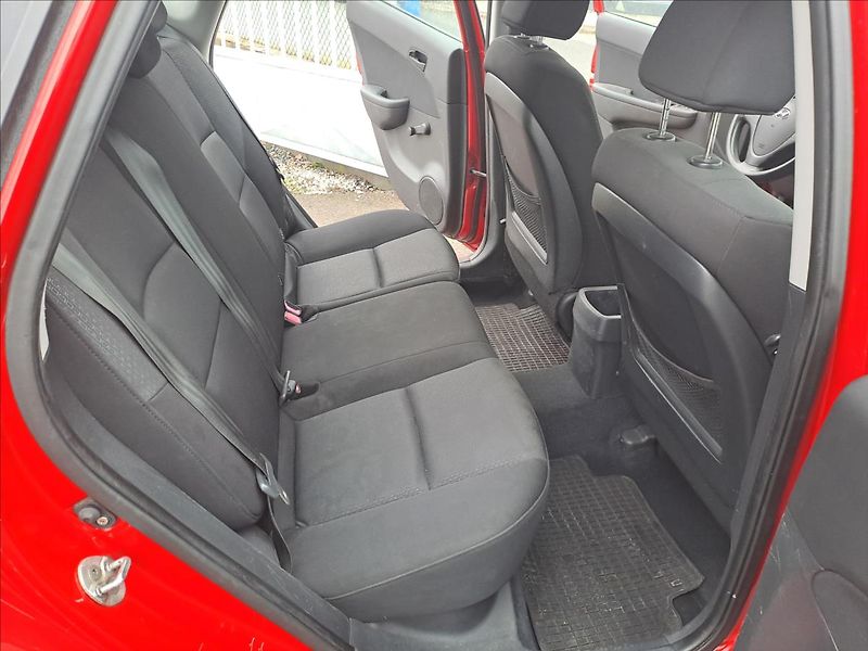 Hyundai i30 1,4 i - fotka 7 z 13