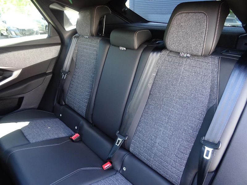 Peugeot 3008 (2026) BUSINESS Hybrid 145k e-DCS6 - fotka 38 z 45