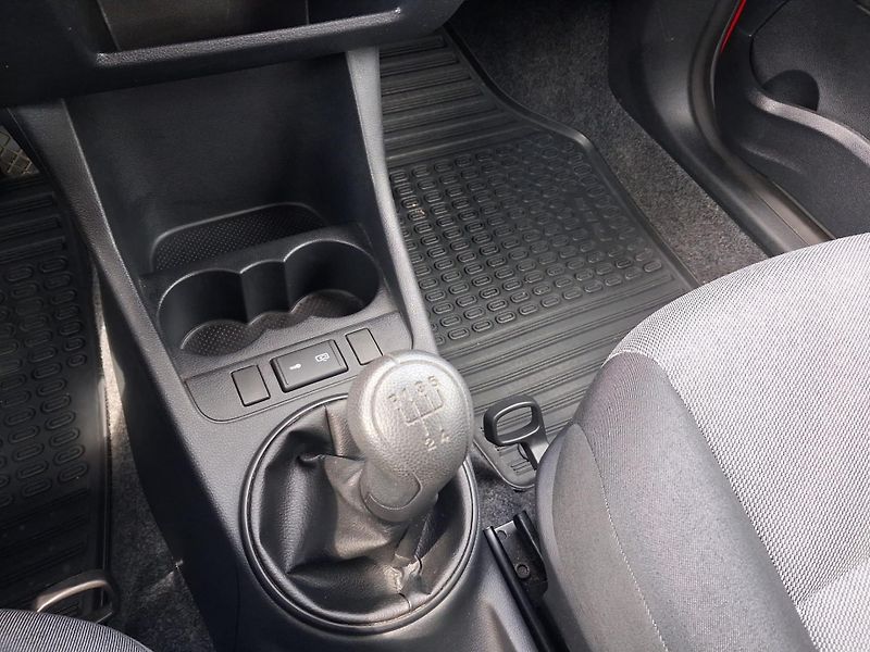 Škoda Fabia 1.2 HTP / 51 kW - fotka 16 z 21