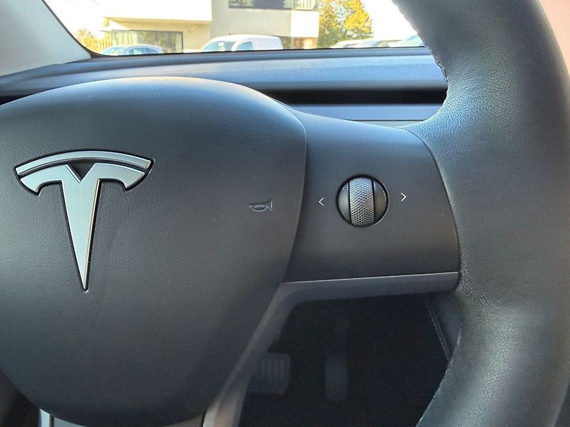 Tesla Model Y Standart Range LFP - fotka 31 z 40