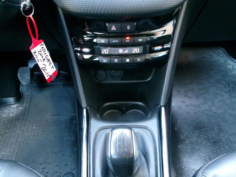 Peugeot 2008 (2015) 1,6 BlueHDI AC TEMP USB - fotka 25 z 26