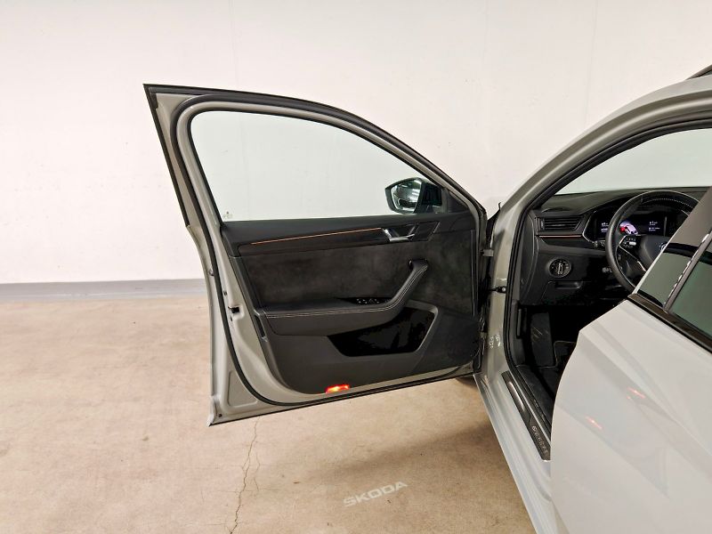 Škoda Superb (2023) Combi 2.0 TSI 140 kW DSG Sport - fotka 21 z 32