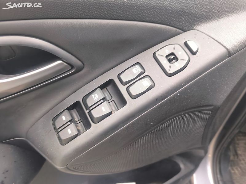 Hyundai ix35 2.0D4X4,70KM,MAX VÝBAVA,KRÁSNÝ - fotka 23 z 31
