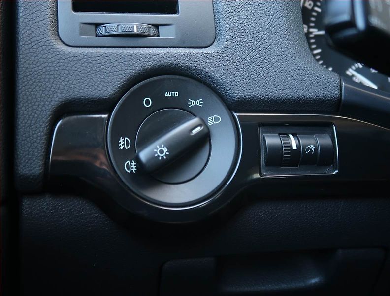 Škoda Octavia (2009) Laurin&Klement 2.0 TDI, Xenony - fotka 18 z 25