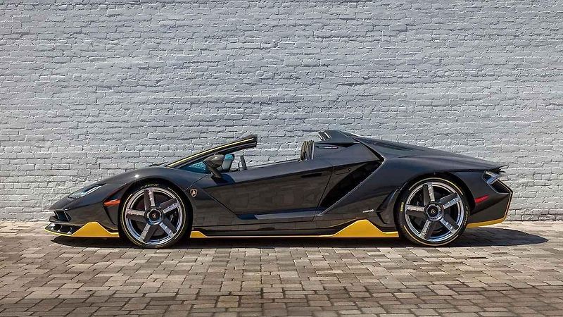 Rozbalování vzácného supersportu Lamborghini Centenario Roadster.