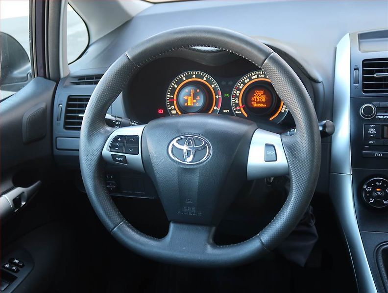Toyota Auris (2010) 1.6 Valvematic - fotka 15 z 18