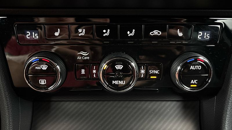 Škoda Superb 2.0 TSI DSG Sportline Combi - fotka 13 z 33