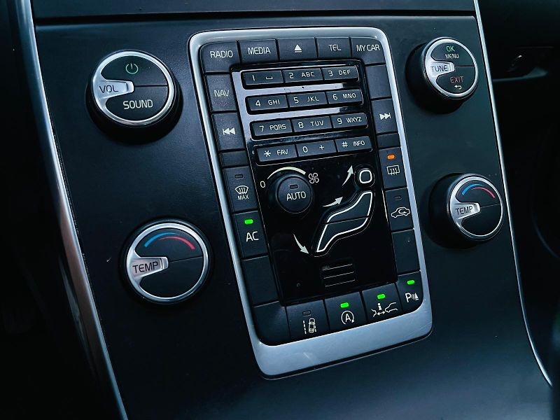 Volvo V60 2.0D4 5VÁLEC SERVISKA TAŽNÉ - fotka 39 z 48