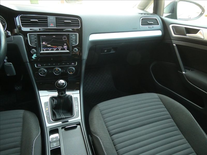 Volkswagen Golf 1,6 TDi 81kW CUP,2xkola,naviga - fotka 24 z 48