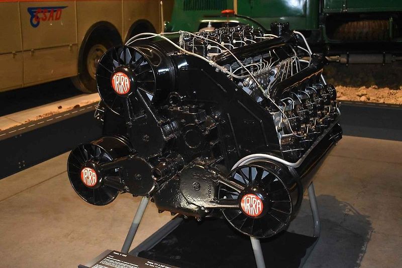 Tatra 111 ve válečné (vlevo) i poválečné verzi