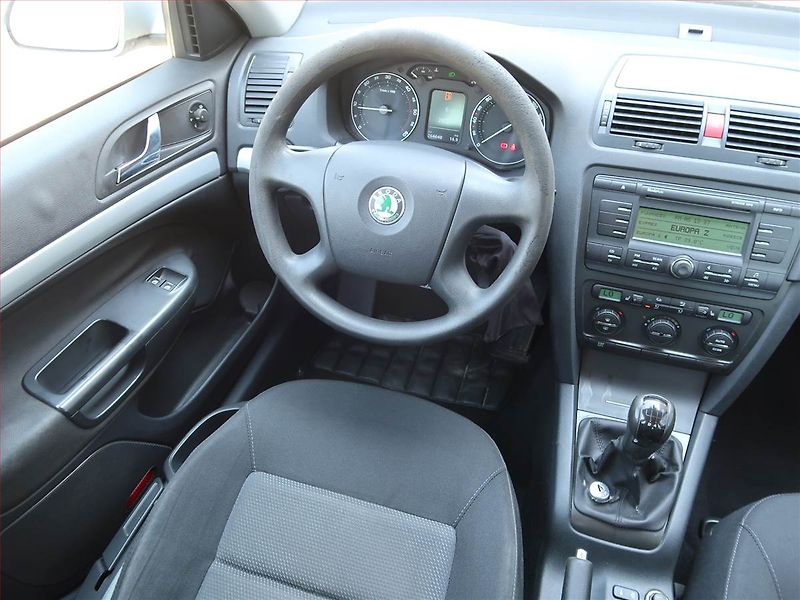 Škoda Octavia (2007) Ambiente 2.0 TDI, nová STK - fotka 7 z 16