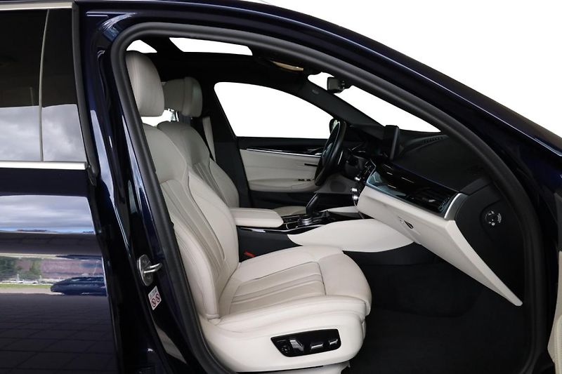 BMW Řada 5 530d xDrive Touring - fotka 27 z 33