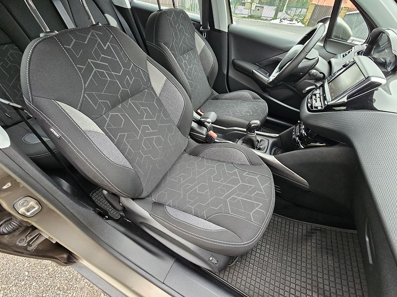 Peugeot 2008 (2017) 1.2 Pure Tech 81KW - fotka 10 z 22
