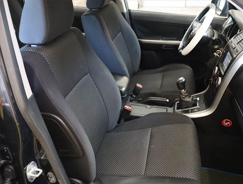 Suzuki Grand Vitara (2006) 2.0, 4X4, Park. senzory - fotka 9 z 17