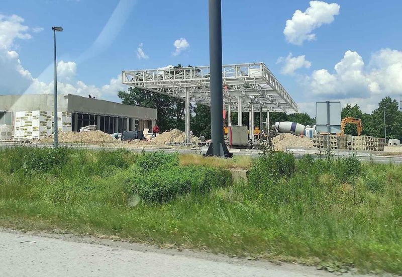 Cesta do Chorvatska autem poprvé bez hranic. Reportéři Deníku vyzkoušeli delší trasu přes Bratislavu, Maďarsko, Záhřeb až do Zadaru a Šibeniku. Zhruba tisíc kilometrů. Z Jadranu se pak vraceli přes Slovinsko a Rakousko.