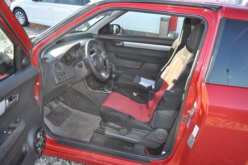 Suzuki Swift 1.3i 68kW - fotka 6 z 16