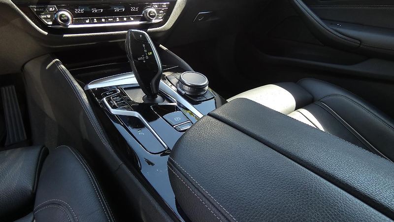 BMW Řada 5 Touring 520d xDrive - fotka 6 z 25