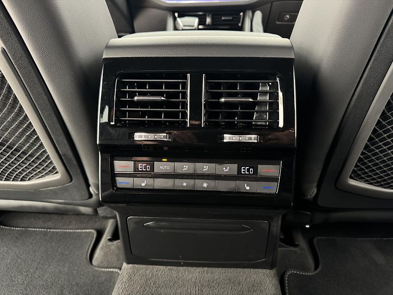 Volkswagen Touareg 3.0Tdi*1-MAJ*DPH*HUD*R-LINE* - fotka 16 z 50