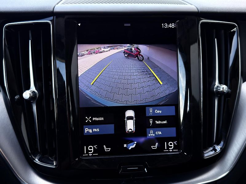 Volvo XC60 B4 AWD (nafta) // REZERVACE - fotka 29 z 47