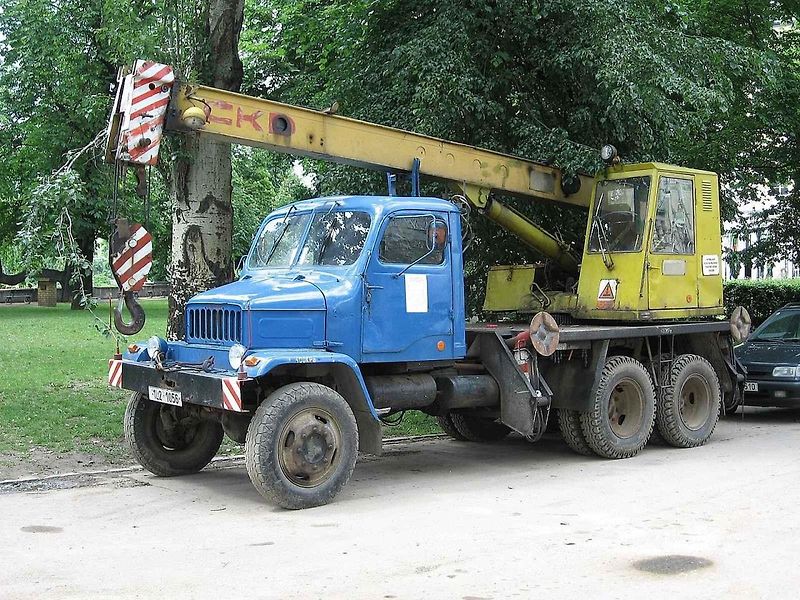 Vůz Tatra 87, se kterým cestovatelé Hanzelka a Zikmund podnikli cestu do Afriky a Jižní Ameriky. Dnes je exponátem Národního technického muzea v Praze.