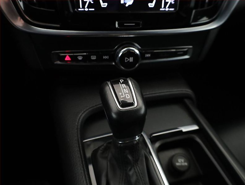 Volvo V90 (2017) D4, Automat, Serv.kniha, Kůže - fotka 14 z 19