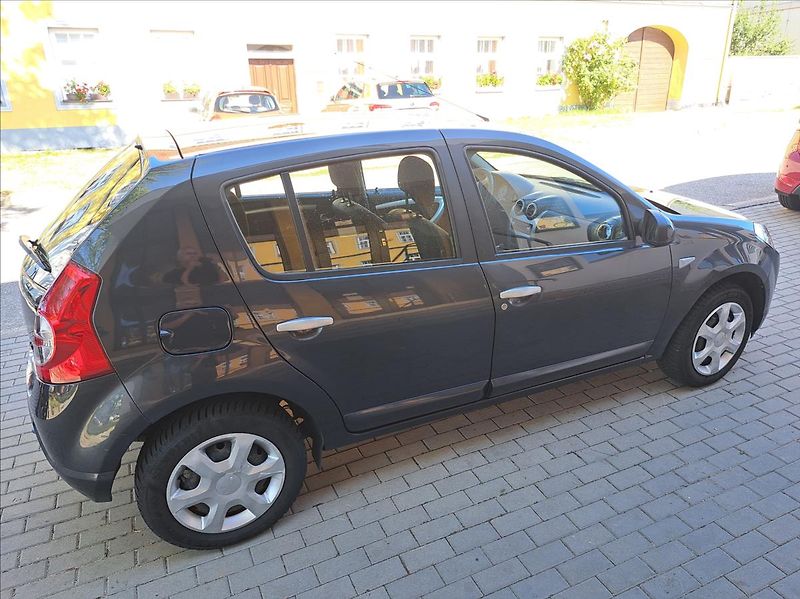 Dacia Sandero 1,2 16V klima - fotka 10 z 39