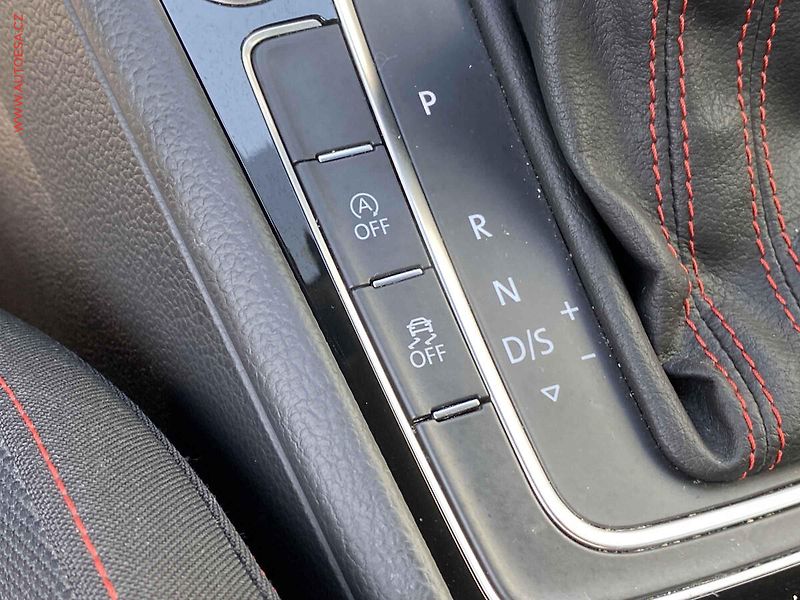Volkswagen Golf (2018) 2.0 TSi, GTi, DSG, LED - fotka 14 z 20