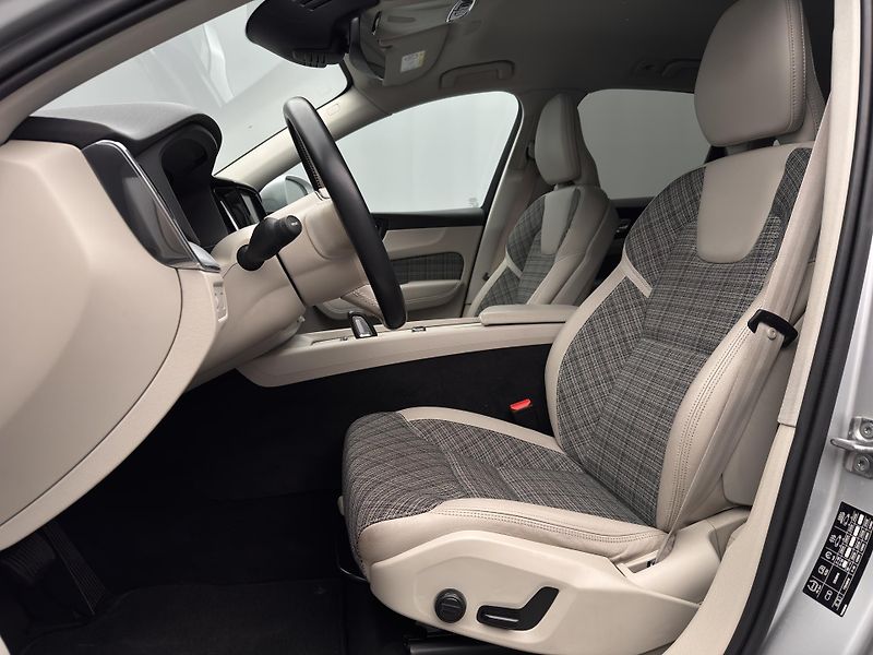 Volvo XC60 B4 AWD MOMENTUM PRO REZERVACE - fotka 4 z 43