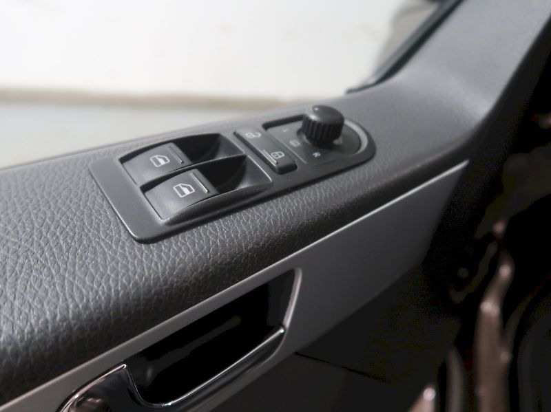 Volkswagen Multivan (2013) LIFE 2.0TDI 132KW 7MÍST - fotka 27 z 30