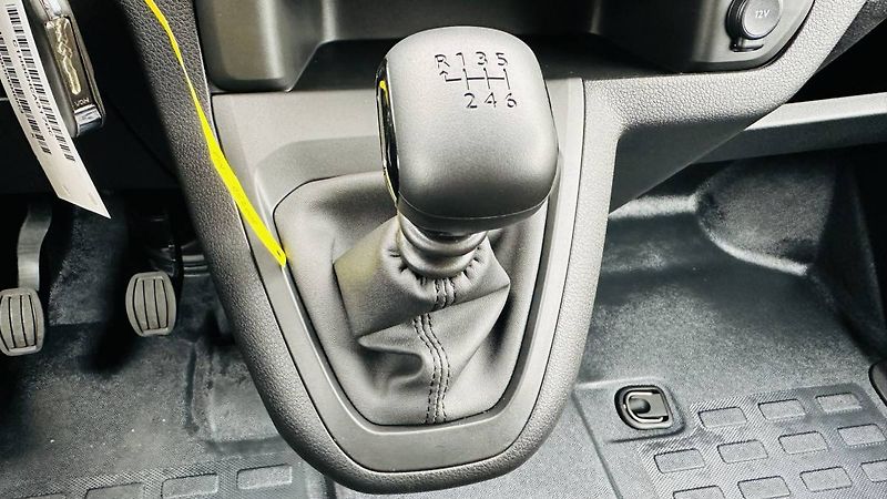 Opel Vivaro Van L1H1 (M) 2.0CDTi MT6 106kW - fotka 17 z 24