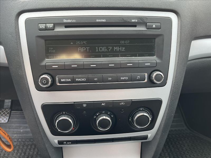 Škoda Octavia 1,6 TDi KLIMA ROZVODY SERVIS - fotka 16 z 34