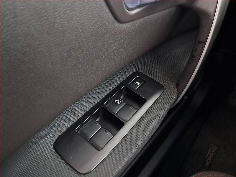 Nissan Qashqai (2008) 2.0, Automat, Navi, Tempomat - fotka 15 z 18