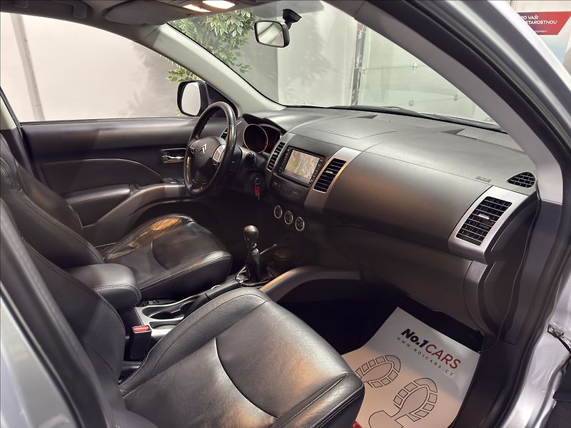Citroën C-Crosser 2,2   HDI 4X4 EXCLUSIVE XENON - fotka 15 z 38