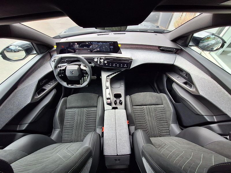 Peugeot 5008 (2025) GT Hybrid 145 e-DCS - fotka 10 z 24