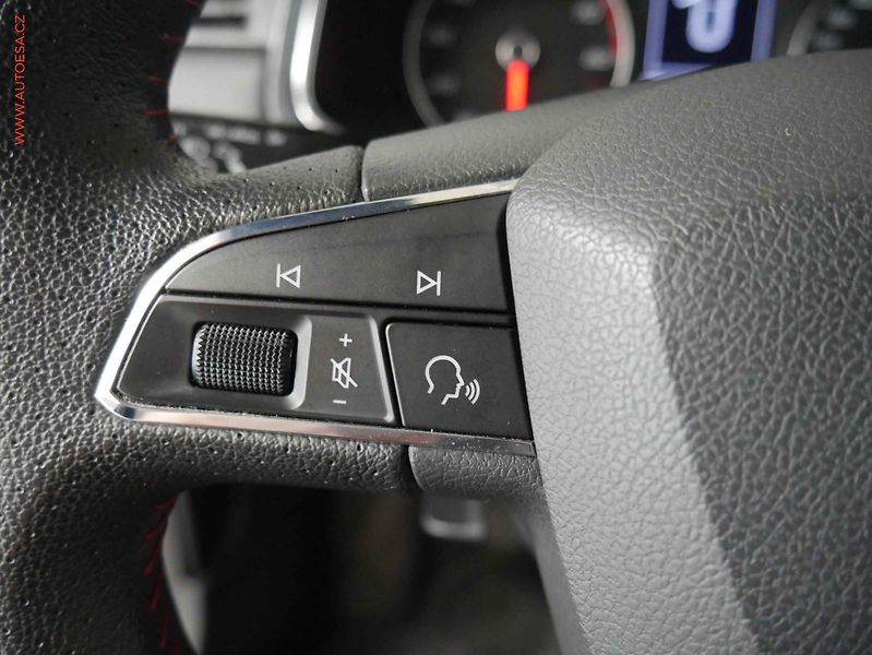 Seat Arona (2019) 1.5 TSi, FR, navi, TZ - fotka 14 z 21